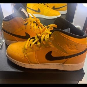 AIR JORDAN 1MID Gold/Black/White